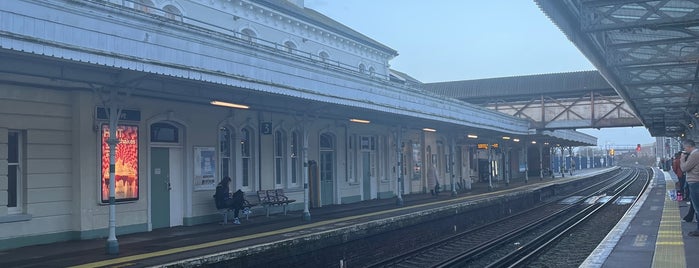 Hove Railway Station (HOV) is one of สถานที่ที่ L. ถูกใจ.