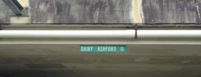 Terry Hershey Park at Dairy Ashford is one of Lugares favoritos de Florecita 🌸.