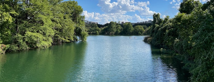 Lakeshore Park is one of Lugares favoritos de Miriam.