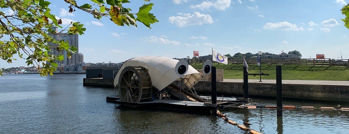 The Inner Harbor Water Wheel (Mr. Trash Wheel) is one of สถานที่ที่ Terri ถูกใจ.