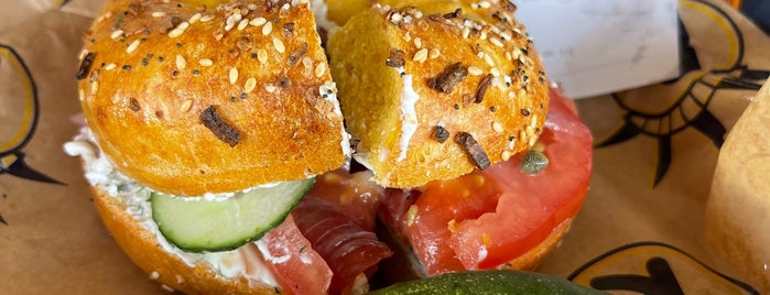 Rosenberg's Bagels And Delicatessen is one of Kevin 님이 좋아한 장소.