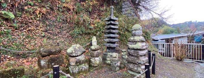 伝 上杉憲方墓 is one of 神奈川東部の神社(除横浜川崎).