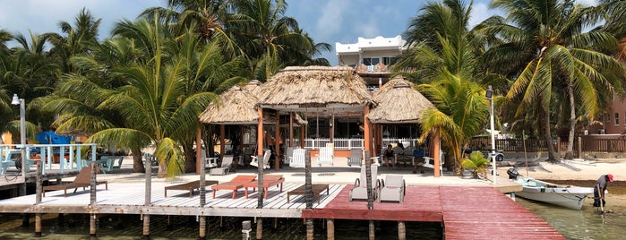 Island Magic Beach Resort is one of สถานที่ที่ Ro ถูกใจ.
