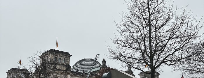 Deutscher Bundestag is one of Lieux qui ont plu à Sevil.