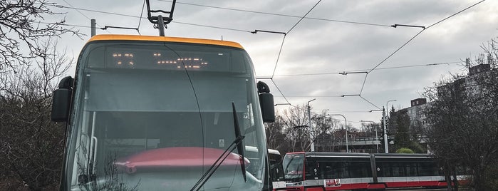 Lehovec (tram, bus) is one of Autobusová linka 186 / Bus line 186.