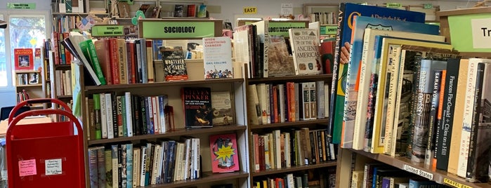 Friends of the Palo Alto City Library Book Sale is one of Posti che sono piaciuti a Caroline.