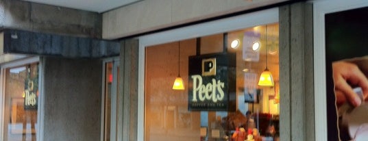 Peet's Coffee & Tea is one of Tempat yang Disukai Les.