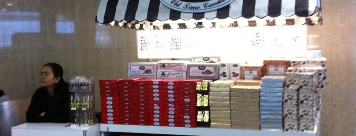 See's Candies at Terminal 1 is one of Paulette'nin Beğendiği Mekanlar.