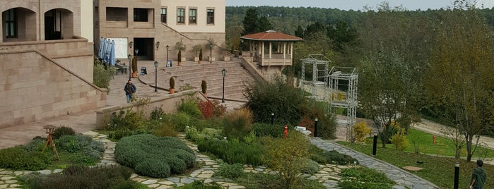Koç Üniversitesi Öğrenci Meydanı is one of Tempat yang Disukai Taner.