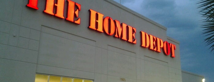The Home Depot is one of Locais curtidos por Robin.