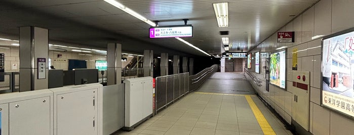 Higashi-Umeda Station (T20) is one of 京阪神の鉄道駅.
