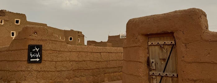 Ushaiger Heritage Village is one of منطقة الوشم.