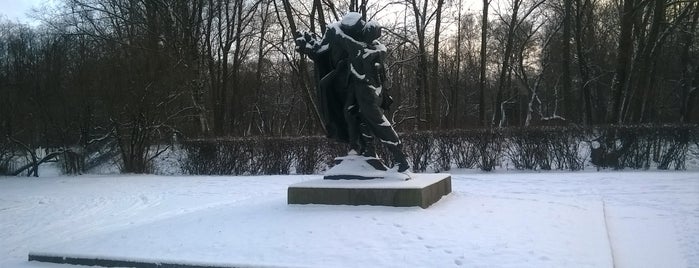 Скульптура. Братья по оружию is one of Культурное наследие Ленинграда.