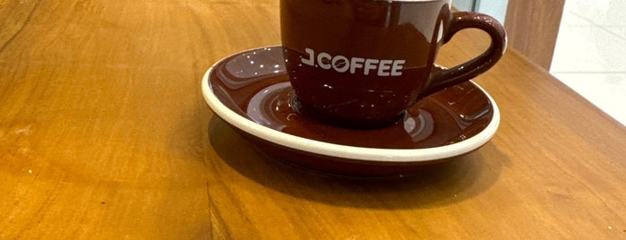 J.CO DONUTS & COFFEE is one of shahd : понравившиеся места.