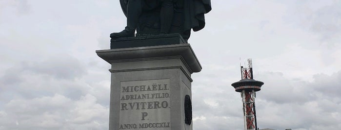 Standbeeld Michiel de Ruyter is one of Lieux qui ont plu à Theo.