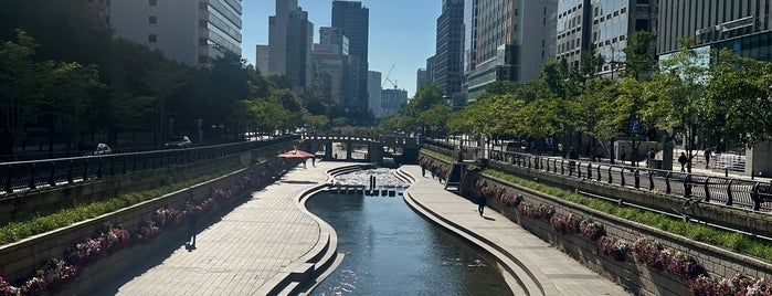 Cheonggyecheon Stream is one of Seoul Tourist.