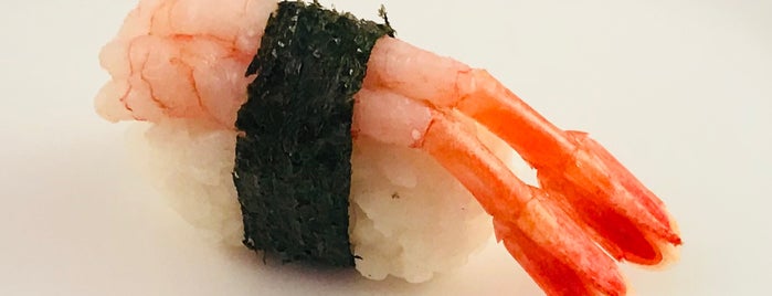 Sashimi Sushi Lounge is one of Lugares favoritos de Andrew.