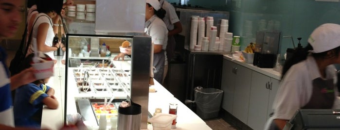 Pinkberry is one of Lugares favoritos de Karl.