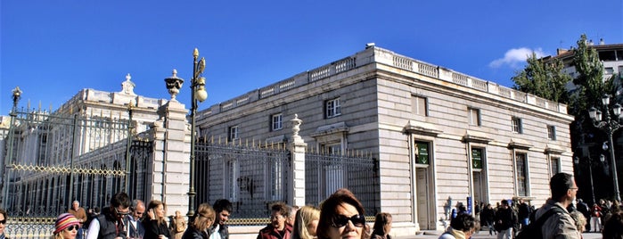 Madrid Kraliyet Sarayı is one of Madrid.