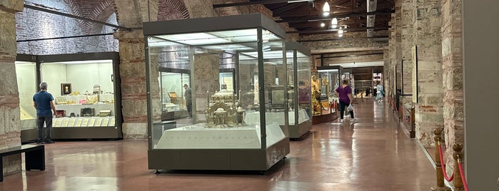 Saray Koleksiyonları Müzesi is one of Istanbul Gidilecek.