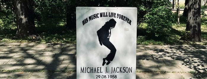 Michael Jackson monument is one of Бухарест.