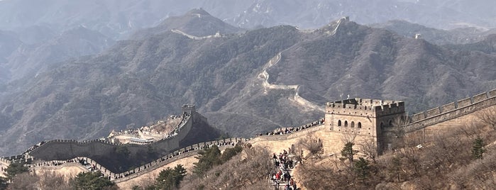 The Great Wall at Badaling is one of Tempat yang Disukai Carolina.