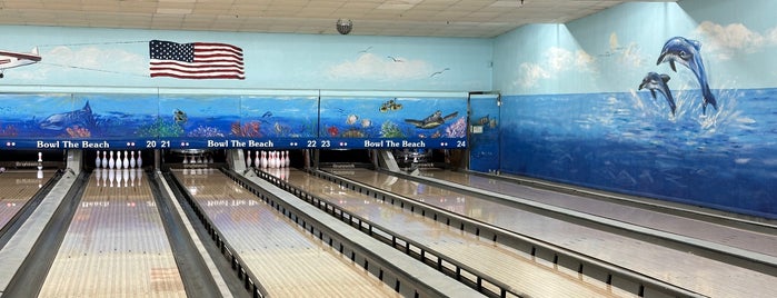Cardinal Lanes Beach Bowl is one of Places to go....