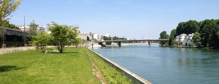 Les Berges de Seine de Courbevoie is one of Tempat yang Disukai Dema.