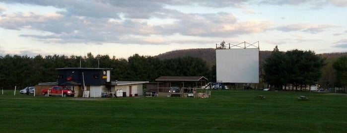 Point 3 Drive-In Theatre is one of Tempat yang Disukai Kate.