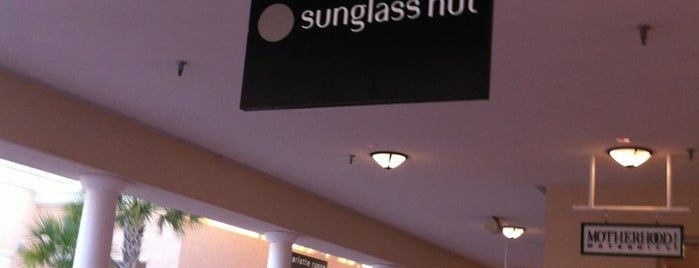 Sunglass Hut is one of Catarinaさんの保存済みスポット.