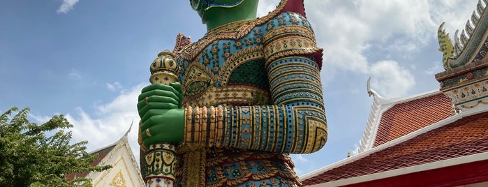 Wat Arun Giants is one of Places To Visit In Thailand.