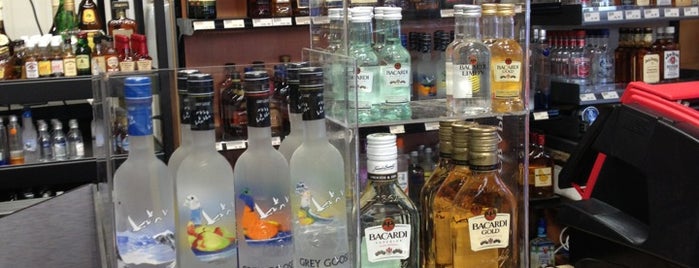 Westview Liquors is one of สถานที่ที่ John ถูกใจ.