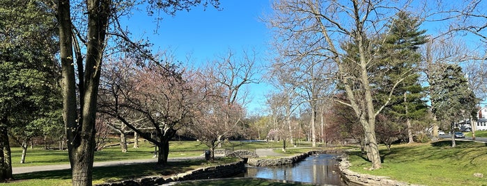Nutley Memorial Park is one of krisさんのお気に入りスポット.