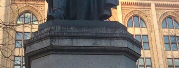 Benjamin Thompson's statue is one of Alexander'in Beğendiği Mekanlar.