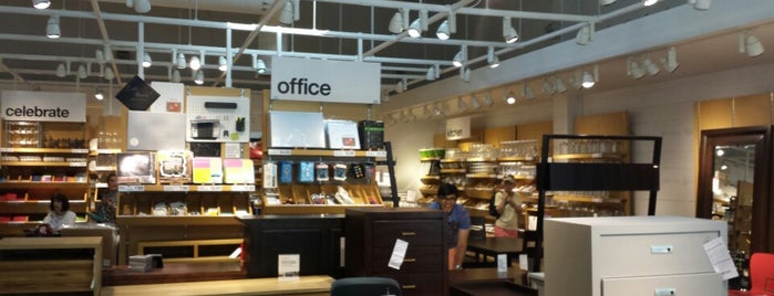 Crate and Barrel Berkeley Outlet is one of Posti che sono piaciuti a Donald.