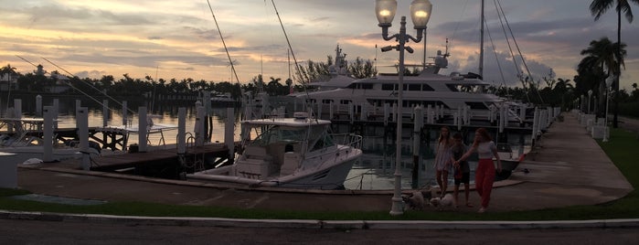 Lyford Cay Yacht Club is one of Bernaさんのお気に入りスポット.