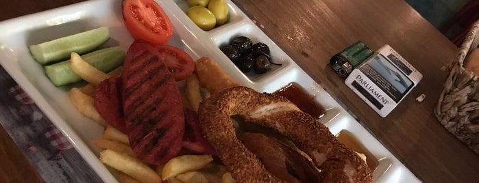 Saklı Cafe Restaurant is one of Gidilmemesi Gereken Yerler.