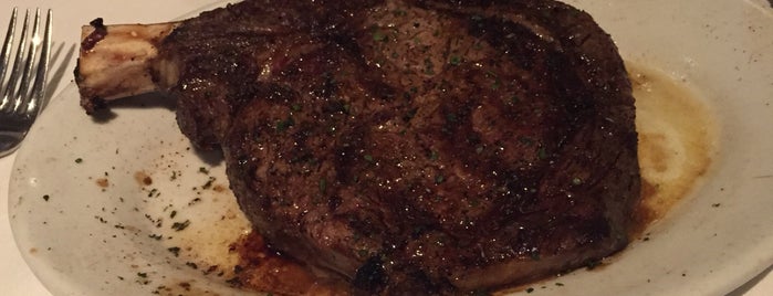 Ruth's Chris Steak House is one of Locais curtidos por Denis.