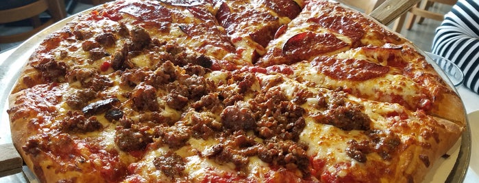 Sugar River Pizza is one of Lugares favoritos de Matthew.