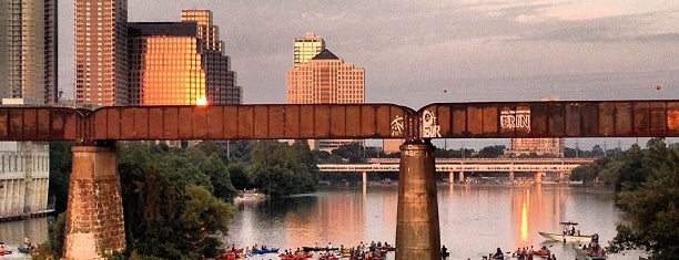 Lady Bird Lake is one of Tejas.