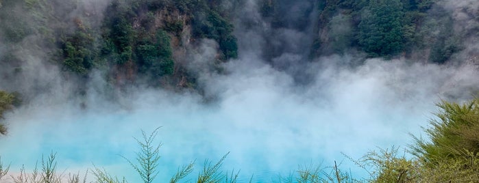 Inferno Crater, Waimangu Volcanic Valley is one of Posti che sono piaciuti a Дина.