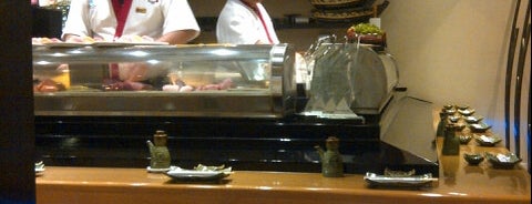 Makoto Sushi Bar is one of Tempat yang Disukai Paola.