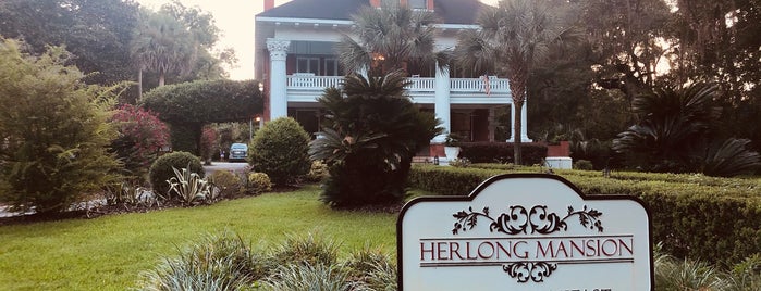 Herlong Mansion Bed And Breakfast is one of Lieux qui ont plu à Lizzie.