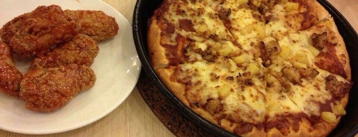 Pizza Hut is one of Lieux qui ont plu à ꌅꁲꉣꂑꌚꁴꁲ꒒.