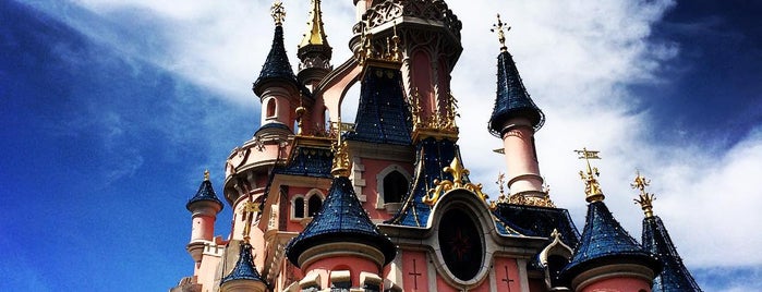 Disneyland Paris is one of Parcs à thèmes ou attractions.