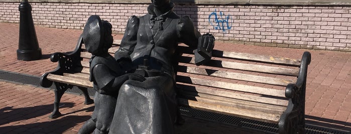 Дама с ребенком is one of Скульптуры и памятники  на улицах Н.Новгорода.