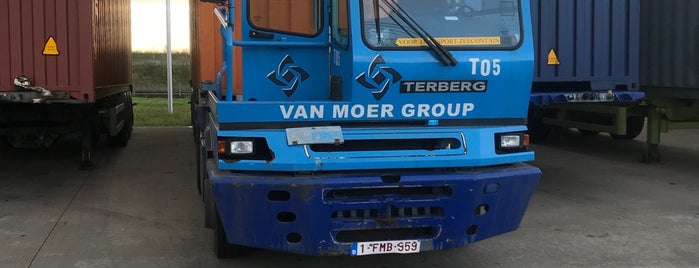 Van Moer Rail 1147 is one of Locais curtidos por Wendy.
