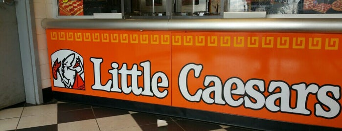 Little Caesars Pizza is one of Tempat yang Disukai Chester.