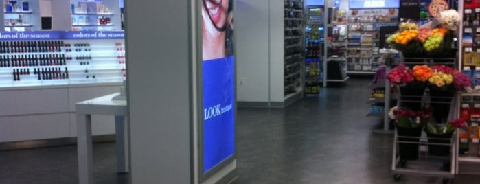 Duane Reade is one of Locais curtidos por Lisa.