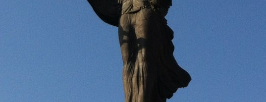 Estatua de Santa Sofía is one of Lugares favoritos de Alejandro.
